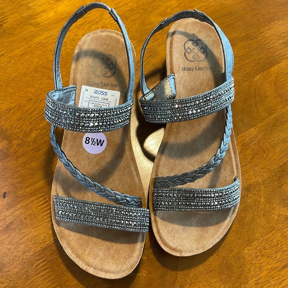 Daisy Fuentes strappy Sandals with Sparkle Size 8.5W NWT new